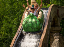 Crocodile splash ride