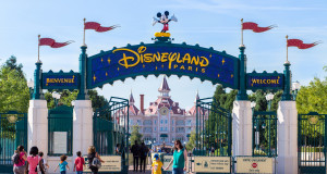 Jak dostać się do paryskiego Disneylandu? Plusy i minusy różnych opcji.
