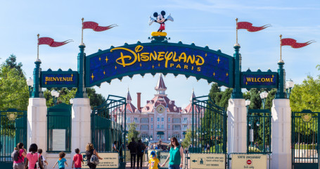 Jak dostać się do paryskiego Disneylandu? Plusy i minusy różnych opcji.