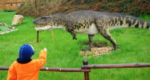 Rodzinna wycieczka do parku dinozaurów 'Dinolandia' w Inwałdzie