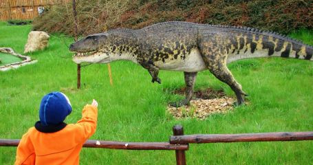Rodzinna wycieczka do parku dinozaurów 'Dinolandia' w Inwałdzie